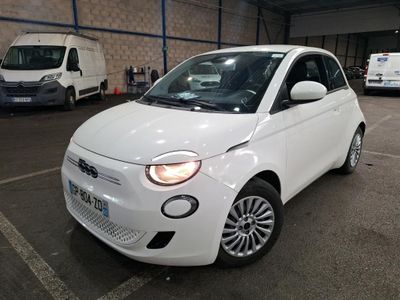 une petite voiture blanche garée dans un parking