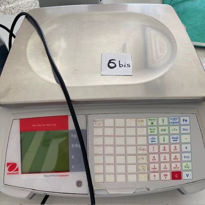 une image représentant une balance sur laquelle est posée une étiquette de prix