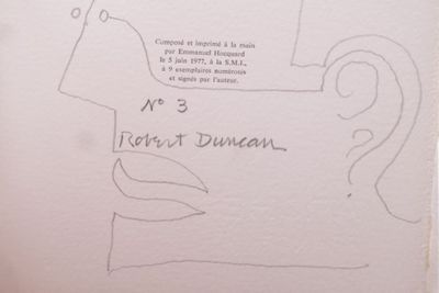 un dessin d'une femme avec un chapeau sur la tête