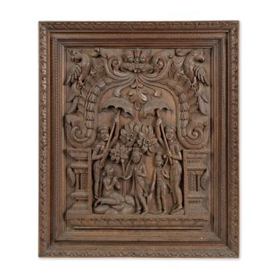 un panneau en bois représentant en relief un homme et une femme