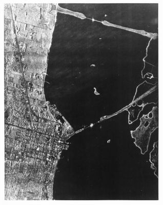 une photo en noir et blanc montrant une vue aérienne d'une ville