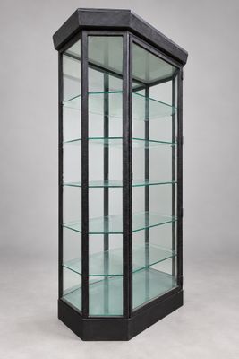 une vitrine noire et en verre, avec des étagères en verre