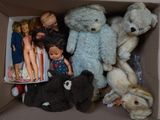 une boîte en carton contenant tout un tas de poupées et d'ours en peluche