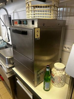 une cuisine équipée d'un évier, d'un lave-vaisselle et d'autres éléments posés sur le plan de travail