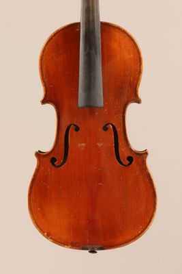 un vieux violon avec un archet accroché à son dos