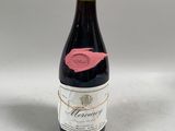 une bouteille de vin posée sur une table