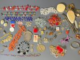 de nombreux types de bijoux sur la table