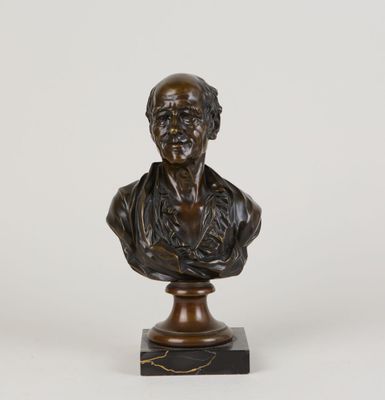 un buste en bronze représentant un homme, posé sur un socle en marbre