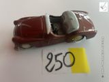 une petite voiture miniature avec un numéro sur le côté