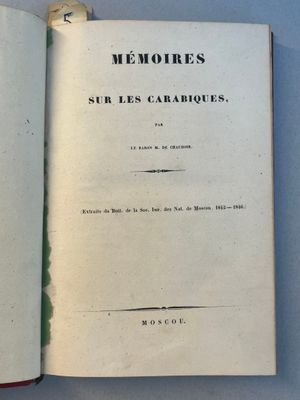 un livre ouvert dont la couverture porte le titre d'un poème écrit en français