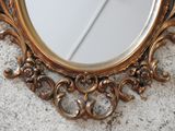 un miroir posé sur une table