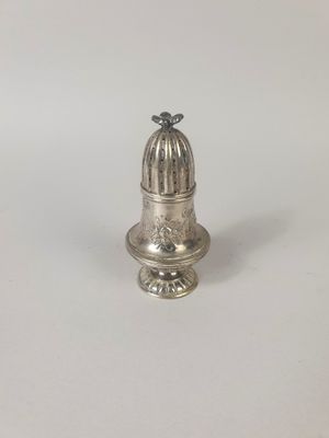 une salière ancienne en argent surmontée d'un oiseau