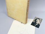 un vieux livre sur lequel figure la photo d'un homme à côté d'un bout de papier