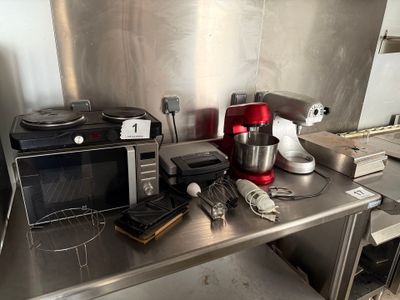 beaucoup d'appareils électroménagers posés sur le plan de travail de la cuisine