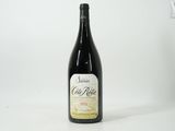 une bouteille de vin posée sur une table