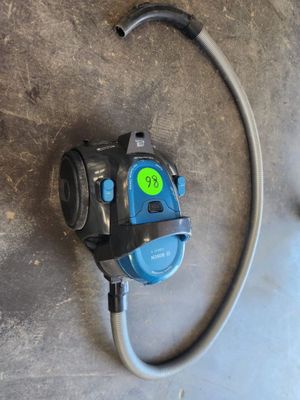 un tuyau raccordé à un compteur d'eau posé au sol