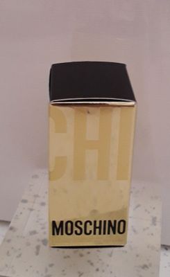 une boîte Moschino posée sur une table