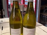 deux bouteilles de vin blanc posées sur une table