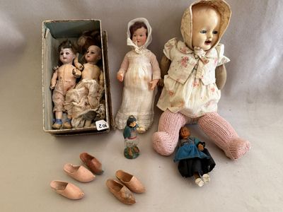 deux poupées et une boîte à chaussures posées sur une table