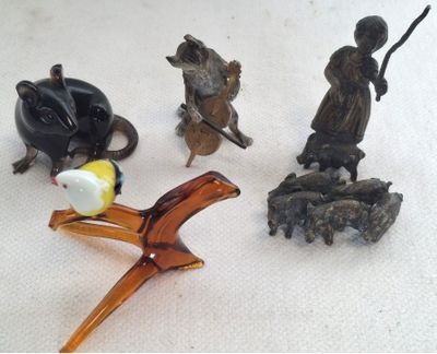 trois figurines assises sur une table