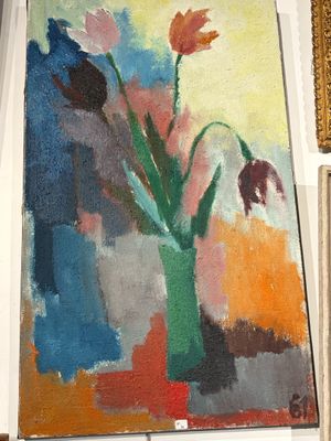 un tableau de fleurs dans un vase sur le mur