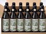six bouteilles de vin rouge dans un carton sur une table