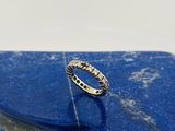un gros plan d'une bague en argent sertie d'une pierre bleue
