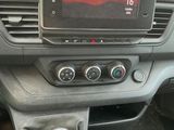 un tableau de bord de voiture équipé d'un écran