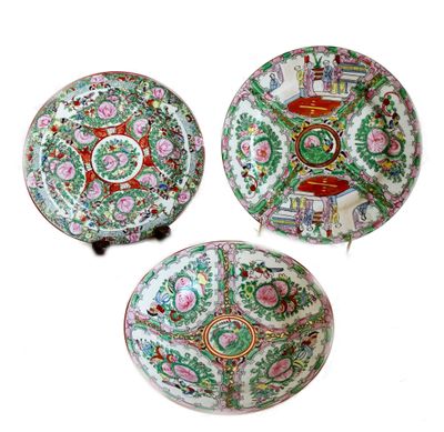 trois assiettes en porcelaine chinoise ornées de motifs floraux sur fond blanc