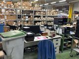 une grande pièce avec de nombreuses boîtes sur les étagères