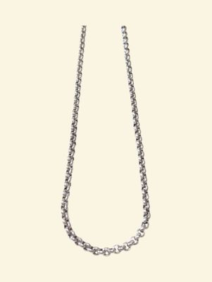 collier à chaîne en argent sur fond blanc, avec une photo en noir et blanc