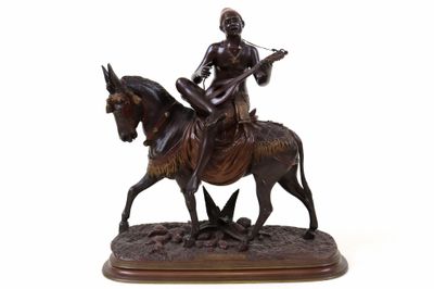 statue représentant un homme à cheval, avec un oiseau perché sur le dos de l'animal