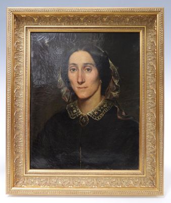 portrait d'une femme en robe noire avec un cadre doré