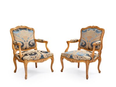 paire de fauteuils de style Louis XV avec assises rembourrées