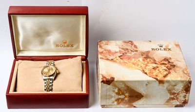 une boîte avec une montre à l'intérieur sur une table