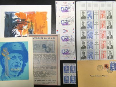 Certains timbres et certaines enveloppes sont exposés sur la table