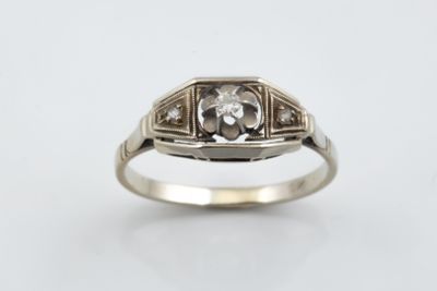 gros plan d'une bague en diamant sur une surface blanche