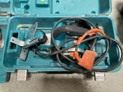une boîte à outils bleue avec des outils sur le sol