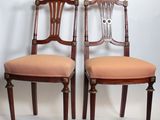 paire de chaises anciennes en acajou avec des assises rembourrées