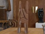 une sculpture en bois posée sur une table dans une pièce