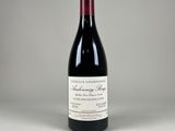 une bouteille de vin rouge posée sur une table