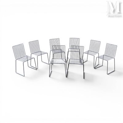 several chairs are arranged in a circle on a white surface