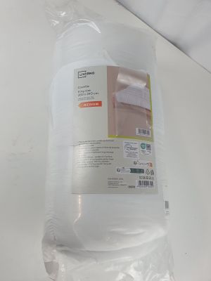 une bouteille d'eau posée sur une table blanche