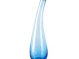 un vase en verre bleu posé sur une table