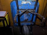 un chariot bleu posé dans un coin d'une pièce