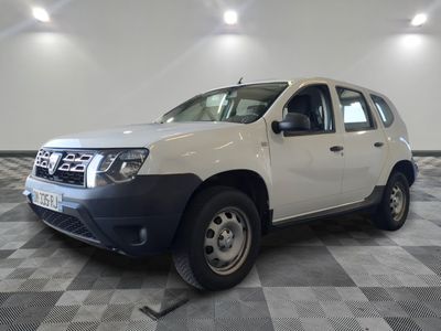 la photo d'une camionnette blanche garée dans un garage