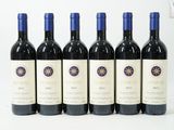 six bouteilles de vin rouge sont alignées