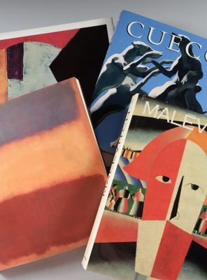 trois livres posés sur une surface blanche, avec une peinture représentant un homme et une femme
