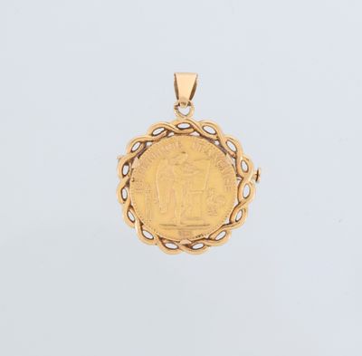 un pendentif en forme de pièce d'or sur lequel est représenté un homme