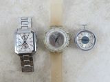 Deux montres et une montre-bracelet sont posées sur une surface blanche